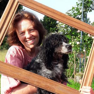 artiste Frederique Cottereau epagneul breton jardin cadre ete jeune femme chien noir blanc vert bleu dehors rosier bois tendresse amour complicite