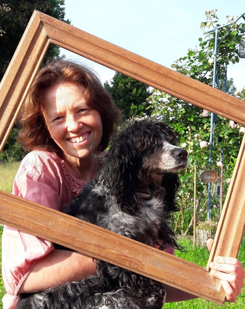 artiste Frederique Cottereau epagneul breton jardin cadre ete jeune femme chien noir blanc vert bleu dehors rosier bois tendresse amour complicite